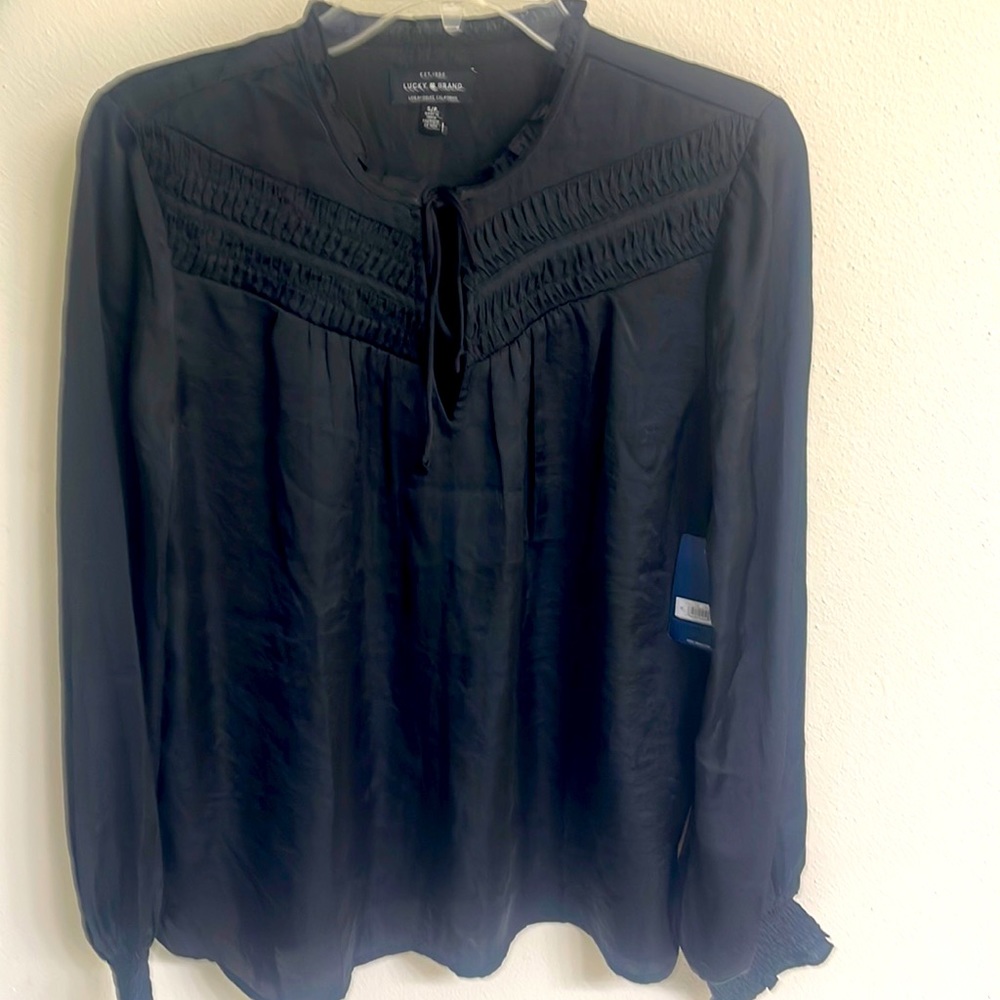 Women’s super cute blouse by Lucky brand.
